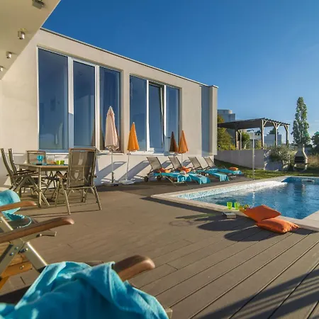 Vila Contemporary With Swimming Pool In