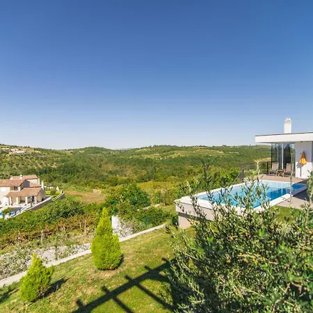 Vila Contemporary With Swimming Pool In Momjan