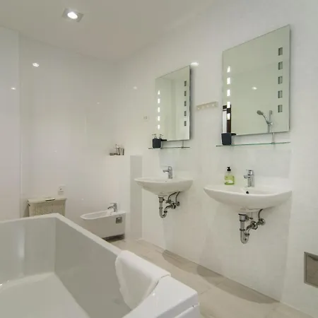 فيلة Contemporary With Swimming Pool In *