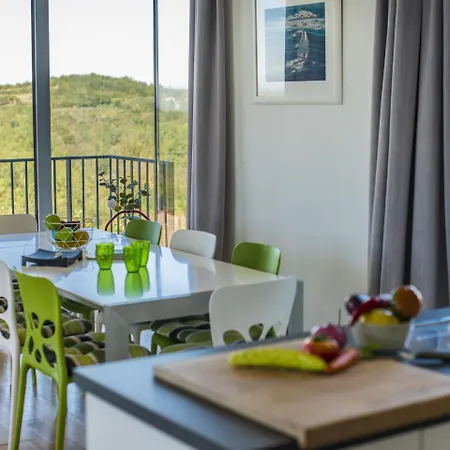Contemporary With Swimming Pool In Momjan